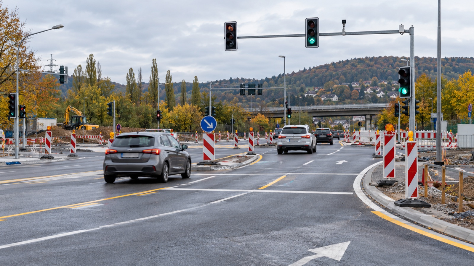 Baustelle an einer Ampelanlage mit geänderter Verkehrsführung